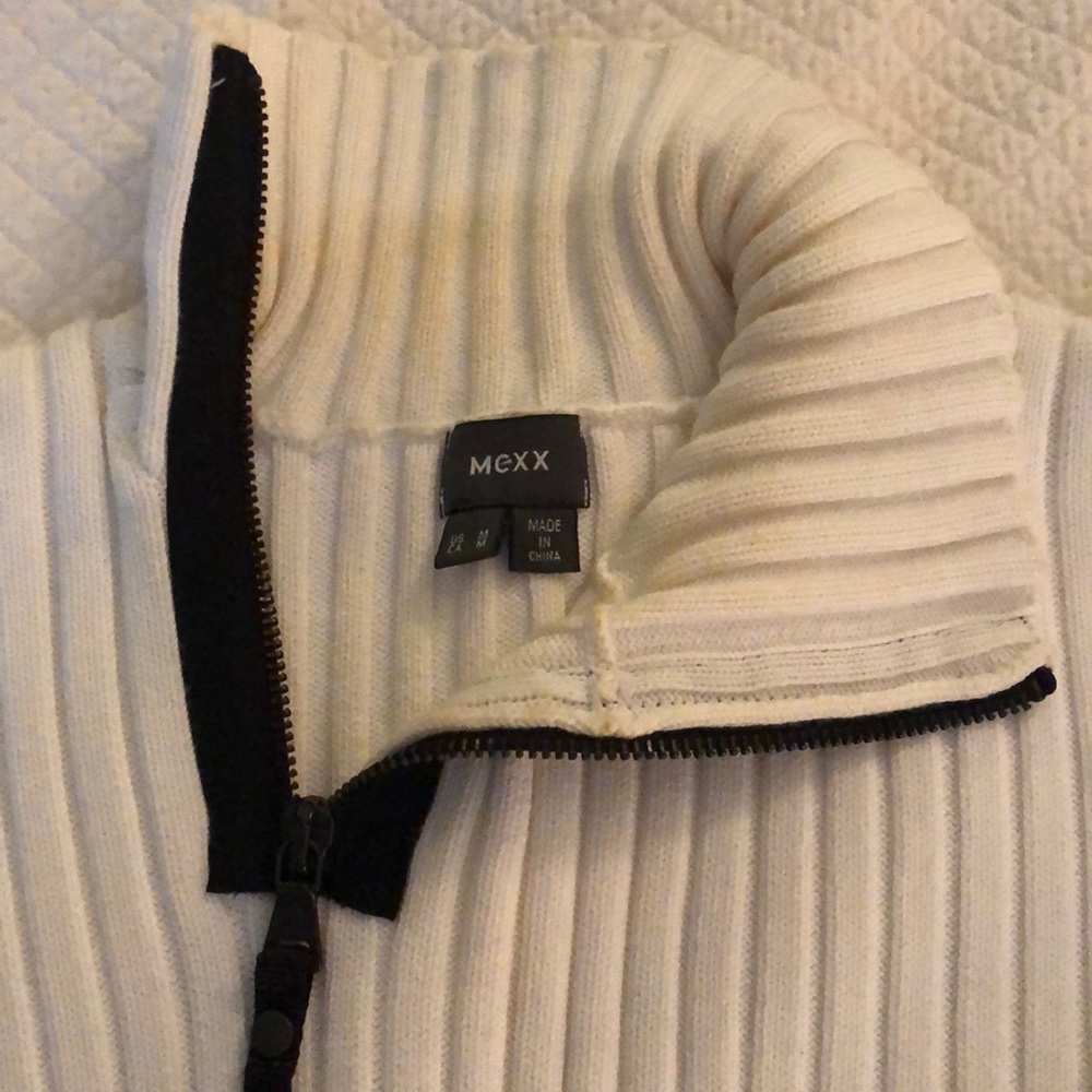 Men’s ribbed cotton sweater.